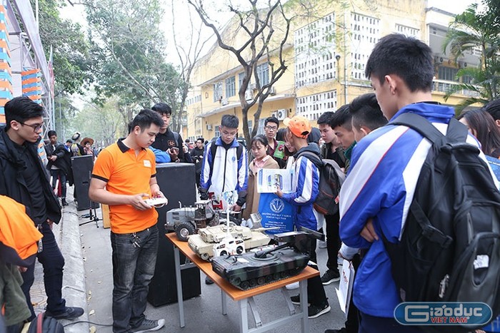 Các mô hình cơ khí như xe tăng, máy xúc lật, cầu vượt...là các sản phẩm nghiên cứu sáng tạo do các bạn sinh viên trường Đại học Công nghệ giao thông vận tải nghiên cứu chế tạo.(Ảnh: Thùy Linh)