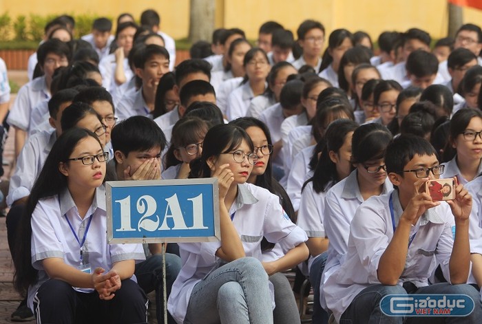 Phạm vi ra đề thi năm 2018 ngoài chương trình lớp 12, còn có các câu hỏi nằm trong chương trình lớp 11. (Ảnh: Trinh Phúc)