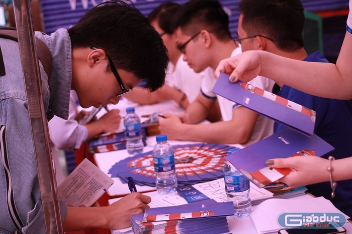 Ngày 15/4, Ngày hội việc làm – NEU CAREER EXPO 2018 chính thức diễn ra tại Trường Đại học Kinh tế Quốc dân với nhiều hoạt động hấp dẫn với sự tham gia của sinh viên nhiều trường đại học chuyên ngành kinh tế tới tìm cơ hội việc làm. (Ảnh: Linh Hương)