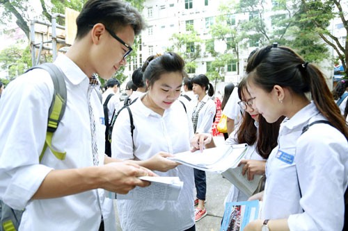 Khi tuyển sinh vào 10, học sinh Hà Nội được chuyển đổi khu vực tuyển sinh. Trong thời hạn cho phép, học sinh được đổi nguyện vọng đăng kí dự tuyển. (Ảnh minh họa: Báo Hà Nội mới)