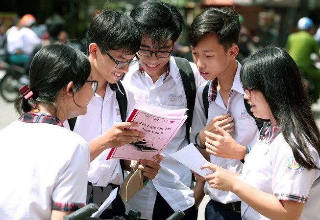 Theo Sở Giáo dục và Đào tạo Hà Nội, điểm xét tuyển vào lớp 10 là tổng điểm thi (nhân hệ số 2), điểm trung học cơ sở và điểm cộng thêm. (Ảnh: TTXVN)
