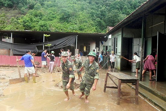 Ngày 30/8, cán bộ, chiến sỹ Đồn biên phòng Mường Lạn giúp học sinh Trường Trung học cơ sở Mường Lạn, Sơn La dọn dẹp nhà bán trú sau lũ. (Ảnh: Báo Sơn La)