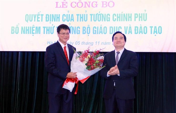Bộ trưởng Phùng Xuân Nhạ trao Quyết định bổ nhiệm và tặng hoa chúc mừng tân Thứ trưởng Bộ Giáo dục và Đào tạo Lê Hải An (Ảnh: moet.gov.vn)