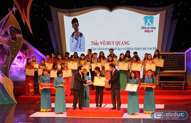 Thầy Võ Duy Quang được tôn vinh tại chương trình &quot;Chia sẻ cùng thầy cô&quot; năm 2018. (Ảnh: Thùy Linh)