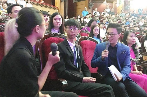 Thầy giáo khiếm thính Võ Duy Quang (hàng đầu, ngồi giữa) chia sẻ về việc dạy cho các em khiếm thính. (Ảnh: Thùy Linh)