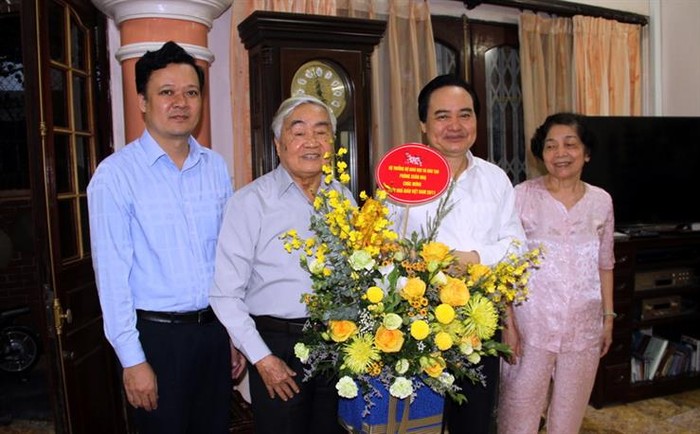 Bộ trưởng Phùng Xuân Nhạ tặng hoa chúc mừng Giáo sư, Viện sĩ Phạm Minh Hạc nhân ngày Nhà giáo Việt Nam 20/11 (Ảnh: moet.gov.vn)