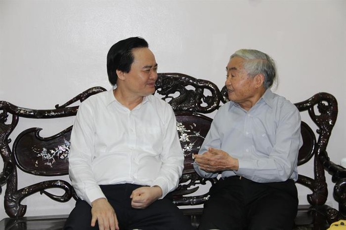 Bộ trưởng Phùng Xuân Nhạ và nguyên Bộ trưởng Phạm Minh Hạc trao đổi về một số vấn đề của ngành Giáo dục (Ảnh: moet.gov.vn)