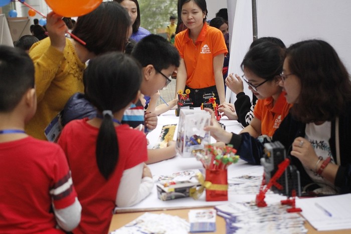 Science Fair 2018 đã mô phỏng từng vùng miền đặc trưng trên thế giới với không khí Giáng sinh tràn ngập và nhiệt huyết khoa học kì diệu.