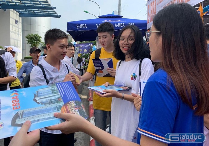 Ngày 20/7, hàng ngàn thí sinh, phụ huynh Hà Nội và các tỉnh lân cận đã đến tham dự Ngày hội tư vấn tuyển sinh 2019 tại Đại học Kinh tế quốc dân. (Ảnh: Thùy Linh)