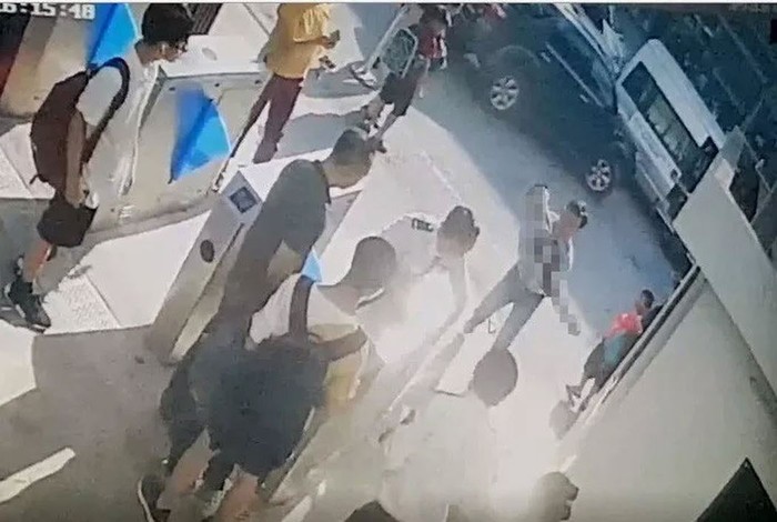 Nam sinh lớp 1 trường Gateway được đưa vào bệnh viện E chiều 6/8/2019. ảnh từ camera bệnh viện.