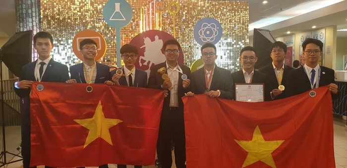 Cả 8 học sinh của đoàn Hà Nội đều xuất sắc giành huy chương tại cuộc thi Olympic quốc tế Moscow - IOM 2019 diễn ra tại Liên bang Nga. (Ảnh: Ban tổ chức cung cấp)