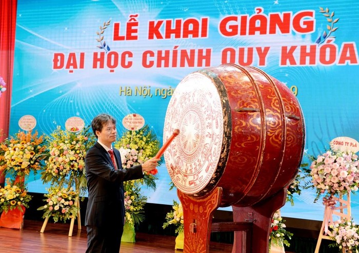 Phó giáo sư Phạm Hồng Chương – Hiệu trưởng Trường Đại học Kinh tế Quốc dân đánh trống khai giảng năm học mới 2019-2020 (Ảnh: NEU)