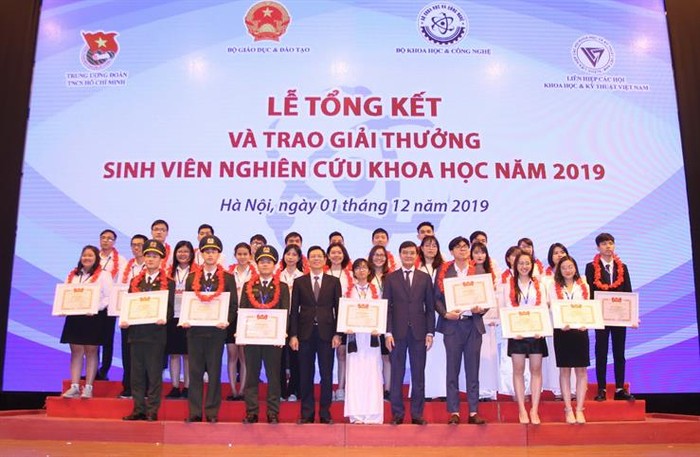 Ban Tổ chức trao giải cho 10 tác giả, nhóm tác giả đoạt giải Nhất &quot;sinh viên nghiên cứu khoa học&quot; năm 2019 (Ảnh; Minh Thu)