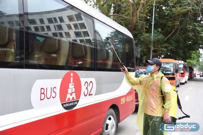 Hơn 70 chiếc xe buýt được tiến hành phun khử trùng Cloramin B. Đặc biệt, mỗi xe đều được trang bị nước rửa tay và bình xịt khử khuẩn cầm tay. Nước rửa tay được treo ở cửa lên xuống xe để học sinh tiện sử dụng khi lên, xuống xe.