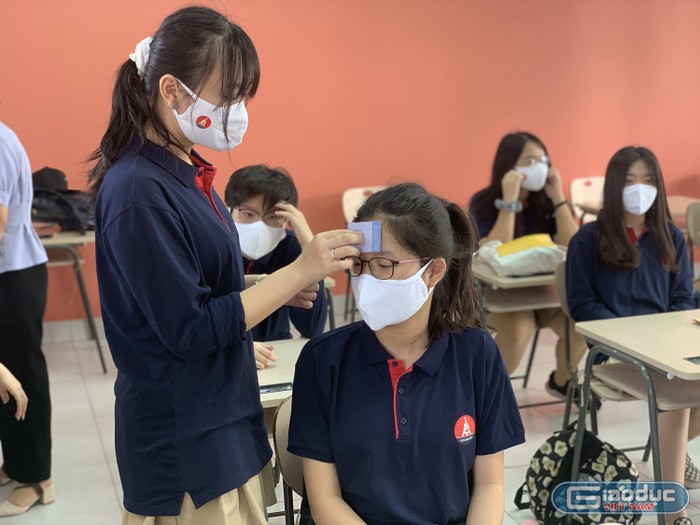 Ngoài việc được đo thân nhiệt ngay tại cổng trường thì học trò trường Marie Curie (Hà Nội) còn được đo thân nhiệt lần thứ 2, 3 tại lớp học