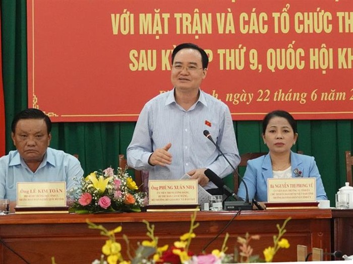 Bộ trưởng Phùng Xuân Nhạ phát biểu tại cuộc tiếp xúc cử tri tỉnh Bình Định (Ảnh: moet.gov.vn)