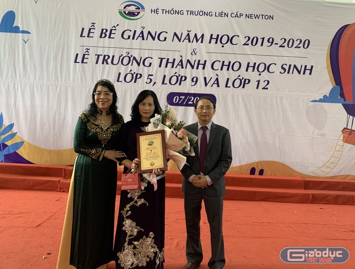 Điều đặc biệt trong buổi lễ tổng kết năm học 2019-2020 của trường Newton cũng là dịp chia tay cô Lê Thị Chính (giữa) khi cô đã hoàn thành xuất sắc nhiệm kỳ hiệu trưởng.