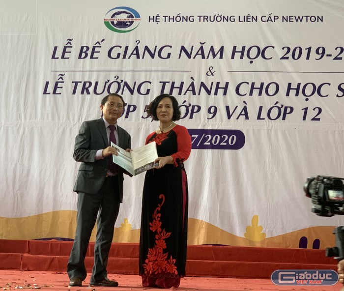 ông Nguyễn Thanh Sơn- Chủ tịch Hội đồng quản trị hệ thống liên cấp Newton đã trao quyết định bổ nhiệm cô Lê Thúy Hải làm Hiệu trưởng nhà trường