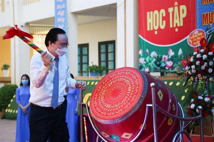 Bộ trưởng đánh trống khai trường, báo hiệu năm học mới chính thức bắt đầu (ảnh: moet.gov.vn)