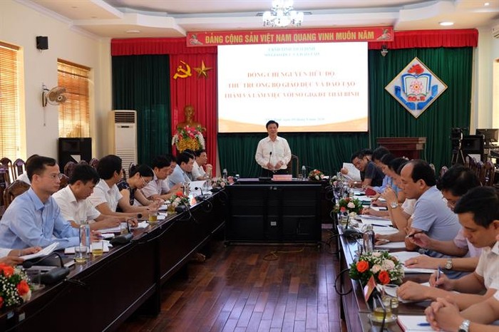 Thứ trưởng Nguyễn Hữu Độ làm việc với ngành Giáo dục tỉnh Thái Bình về triển khai chương trình giáo dục phổ thông mới (ảnh: moet.gov.vn)