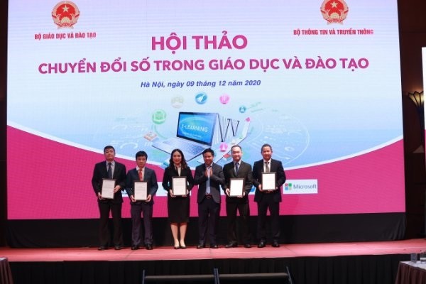 Cục trưởng Cục công nghệ thông tin (Bộ Giáo dục và Đào tạo) trao giấy giấy xác nhận đáp ứng quy định kỹ thuật về dữ liệu và kết nối với cơ sở dữ liệu ngành giáo dục cho một số tập đoàn, công ty như Viettel, VNPT, Công ty phần mềm Quảng Ích... (ảnh: Thùy Linh)