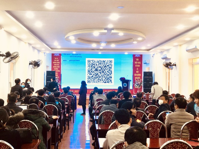 Các bán bộ tham gia đào tạo thực hiện điểm danh qua mã QR code trên nền tảng eNetViet