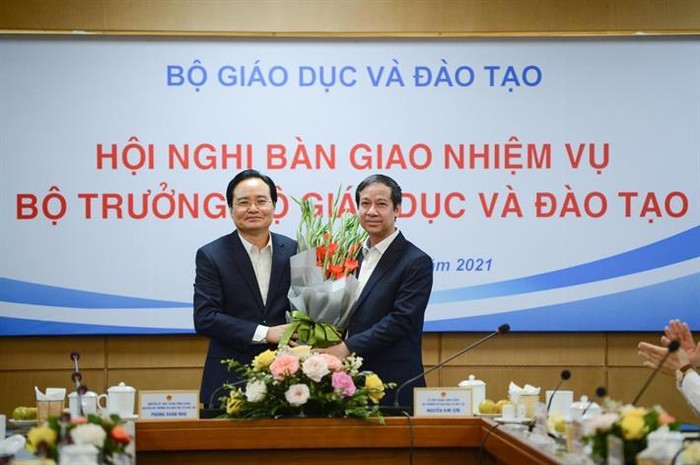 Bộ trưởng Bộ Giáo dục và đào tạo Nguyễn Kim Sơn tặng nguyên Bộ trưởng Bộ Giáo dục và đào tạo Phùng Xuân Nhạ bó hoa tươi thắm (ảnh: moet.gov.vn)