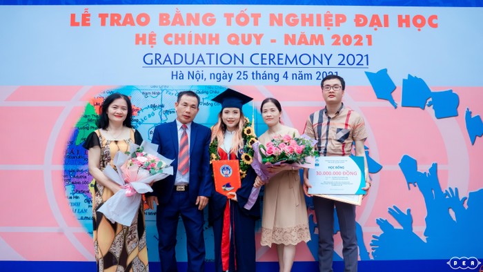 Trong ngày nhận bằng tốt nghiệp, bố mẹ và người thân của Lam có mặt để chúc mừng em (ảnh: NVCC)