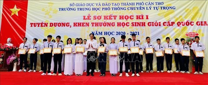 Cần Thơ có 17 học sinh được tặng Bằng khen, các em đều là học sinh trường trung học phổ thông chuyên Lý Tự Trọng (ảnh minh họa: TTXVN)