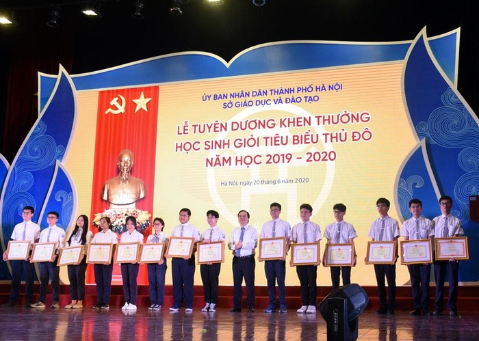 Lễ tuyên dương học sinh giỏi Thủ đô năm học 2019-2020 (ảnh: nguồn Báo Hà Nội mới)