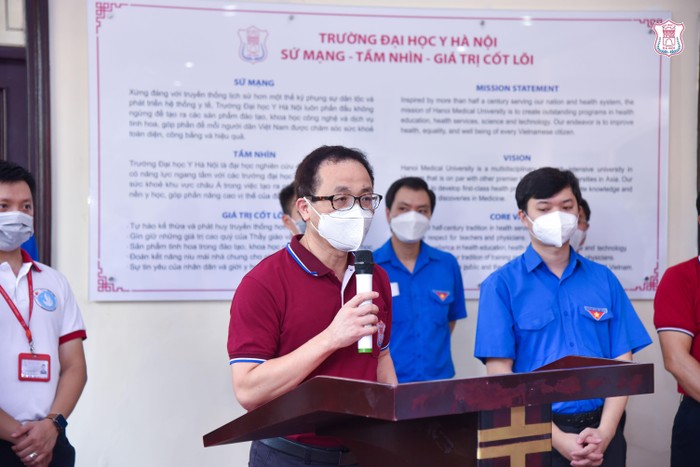 Giáo sư Tạ Thành Văn – Chủ tịch Hội đồng Trường Đại học Y Hà Nội động viên các cán bộ, sinh viên lên đường vào tâm dịch (ảnh: Đại học Y Hà Nội cung cấp)