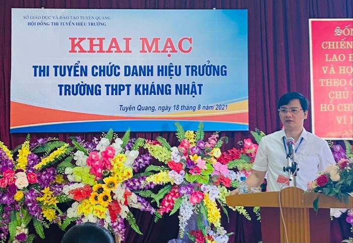 Giám đốc Sở Giáo dục và Đào tạo Tuyên Quang phát biểu khai mạc kỳ thi tuyển chức danh hiệu trưởng của trường Trung học phổ thông Kháng Nhật (ảnh: Báo Tuyên Quang)