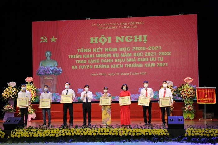 Cán bộ quản lý, các học sinh và thầy cô giáo có học sinh đoạt Huy chương Olympic quốc tế của trường Trung học phổ thông Chuyên Vĩnh Phúc được nhận Bằng khen của Ủy ban nhân dân tỉnh (ảnh: Sở Giáo dục và Đào tạo Vĩnh Phúc)