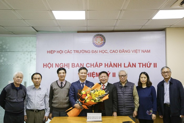 Các uỷ viên Ban Thường vụ và lãnh đạo Hiệp hội Các trường đại học, cao đẳng Việt Nam tại văn phòng ở Hà Nội chúc mừng tân Phó chủ tịch Hiệp hội Nguyễn Tiến Bình (ảnh: Ngọc Ánh)