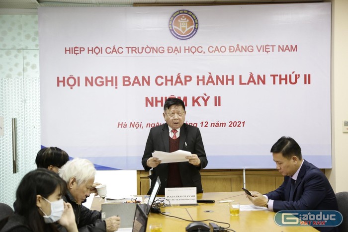 Phó Chủ tịch Hiệp hội Các trường đại học, cao đẳng Việt Nam Trần Xuân Nhĩ có tóm tắt báo cáo hoạt động của Hiệp hội năm 2021 (ảnh: Ngọc Ánh)