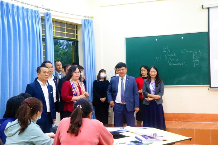 Thứ trưởng Bộ Giáo dục và Đào tạo Ngô Thị Minh và Giám đốc Đại học Thái Nguyên - Phạm Hồng Quang dự giờ thăm lớp bồi dưỡng giáo viên cốt cán tại Lào Cai