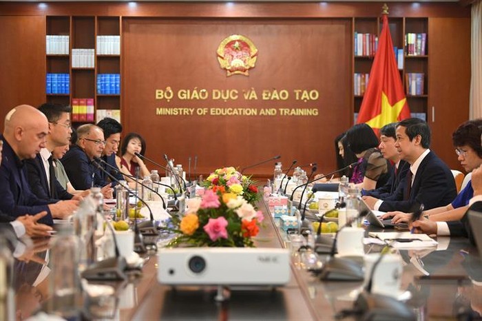 Bộ trưởng Nguyễn Kim Sơn tiếp Tiến sĩ Philipp Rosler, nguyên Phó Thủ tướng Đức, Lãnh sự danh dự của Việt Nam tại Thụy Sĩ (ảnh: Bộ Giáo dục và Đào tạo)