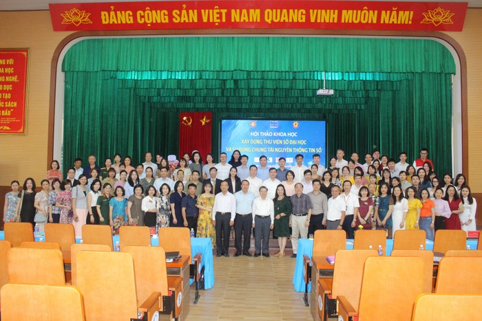 Các đại biểu tham dự Hội thảo chụp ảnh lưu niệm