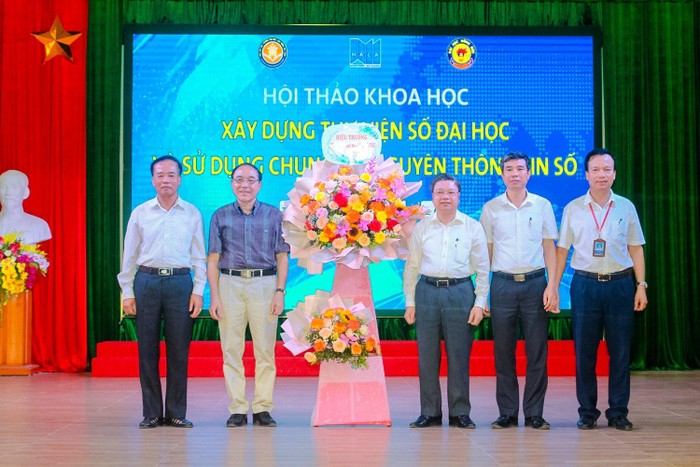 Trường Đại học Hồng Đức có lẵng hoa chúc mừng Hội thảo