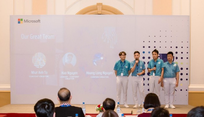 Đội thi Sky-Line Humanitarian trình bày về ý tưởng dự thi tại Lễ tổng kết và trao giải Imagine Cup Junior 2022