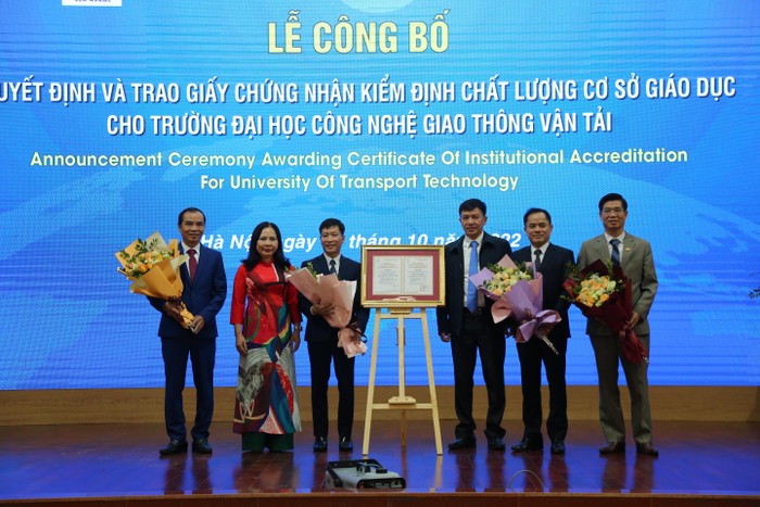 Ngày 10/10, Trường Đại học Công nghệ Giao thông vận tải tổ chức Lễ khai giảng năm học mới (2022-2023) và công bố Quyết định công nhận, trao Giấy chứng nhận Kiểm định chất lượng cơ sở giáo dục (ảnh: UTT)