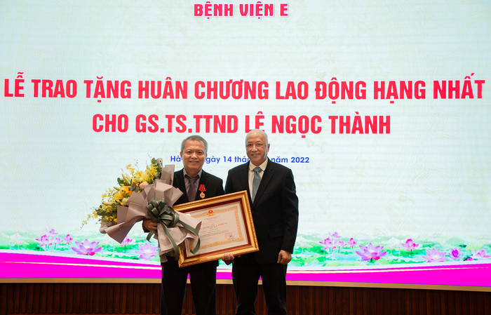 Thừa ủy quyền Chủ tịch Nước Cộng hòa Xã hội Chủ nghĩa Việt Nam, Thứ Trưởng Bộ Y tế, Nguyễn Trường Sơn đã trao tặng Huân chương Lao động Hạng Nhất cho Thầy thuốc nhân dân, Giáo sư Lê Ngọc Thành (Ảnh: VNU)