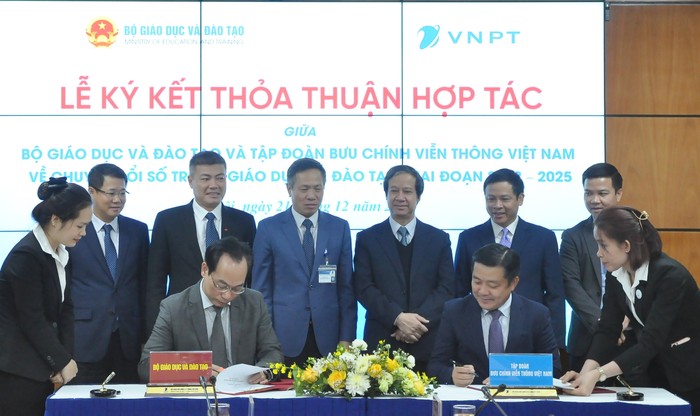 Thứ trưởng Bộ Giáo dục và Đào tạo Hoàng Minh Sơn và Tổng Giám đốc VNPT Huỳnh Quang Liêm ký kết thỏa thuận hợp tác