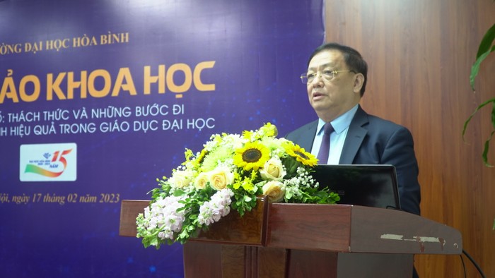 Nhà giáo nhân dân, Phó Giáo sư, Tiến sĩ Tô Ngọc Hưng – Hiệu trưởng Trường Đại học Hòa Bình phát biểu đề dẫn hội thảo