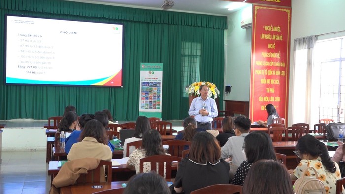Phó giáo sư Bùi Mạnh Hùng trong một buổi tập huấn giáo viên môn Ngữ văn lớp 11
