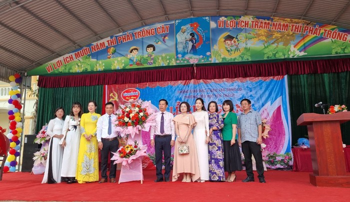 Đoàn đại biểu Hà Nội tặng hoa chúc mừng trường Tiểu học Yên Thạch