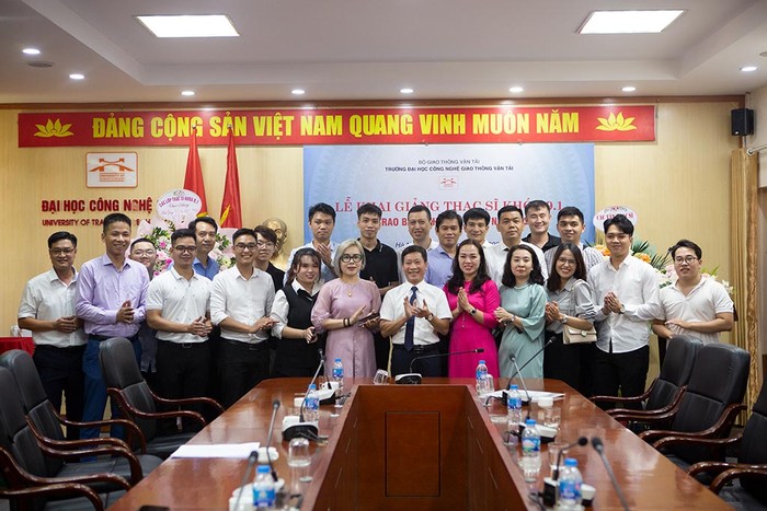 Các tân học viên cao học Khóa 9.1chụp ảnh lưu niệm với Ban giám hiệu Nhà trường tại buổi lễ