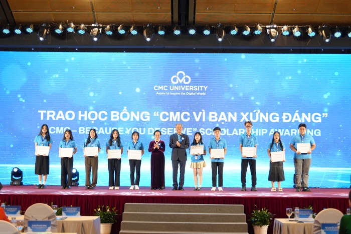 10 suất học bổng toàn phần được trao tặng cho các tân sinh viên tại buổi lễ