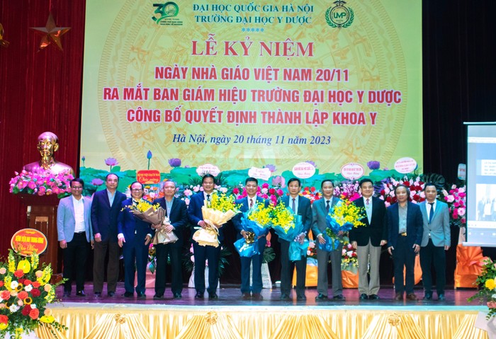 Ngày 20/11, Trường Đại học Y dược - Đại học Quốc gia Hà Nội ra mắt Ban giám hiệu nhà trường