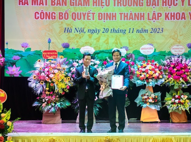Ông Đào Xuân Cơ, Giám đốc Bệnh viện Bạch Mai kiêm giữ chức vụ Phó Hiệu trưởng Trường Đại học Y Dược, Đại học Quốc gia Hà Nội từ 17/11/2023.